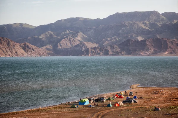 Kamp naast woestijn bergmeer — Stockfoto