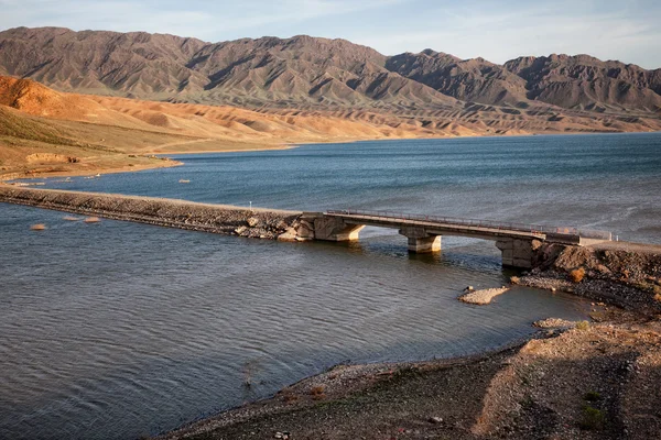 Lake in desert mountains — Stock Photo, Image