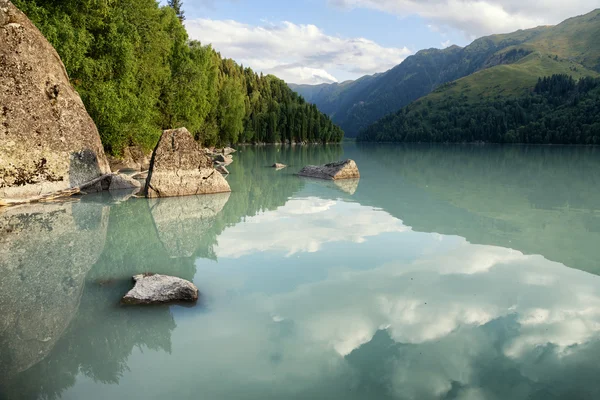 Lago nas montanhas — Fotografia de Stock