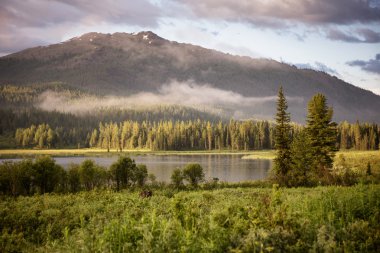 Göl kenarında sabah erken