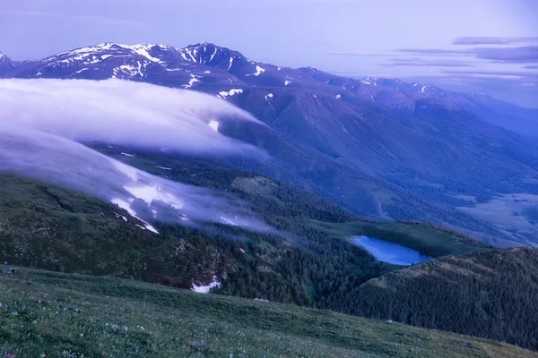 Mattina nebbia all'alba nella valle della montagna — Foto Stock