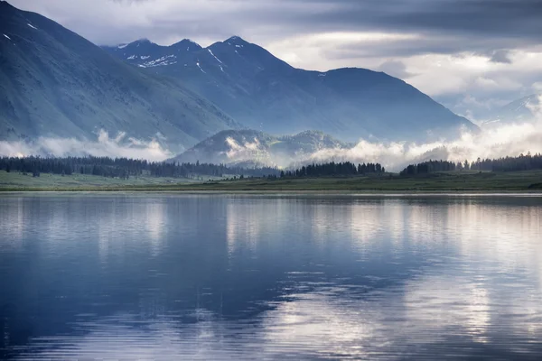 Temprano en el lago — Foto de Stock