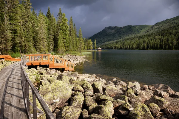 Lago di montagna nel Kazakistan orientale — Foto Stock