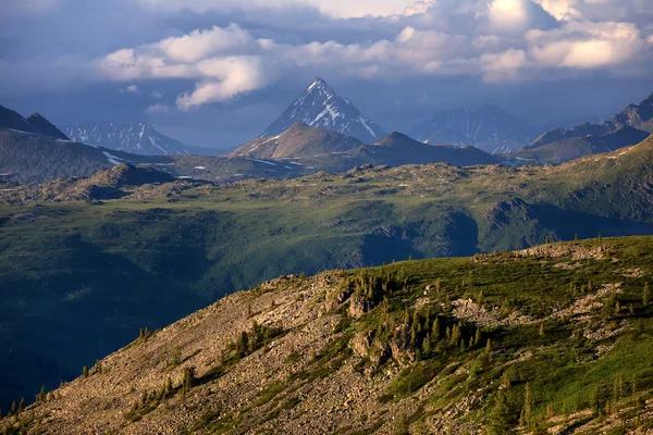 Пик Урусвати в горах Алтая — стоковое фото