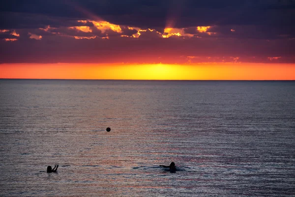 Zonsondergang op de grote lake Balkasjmeer, Kazachstan — Stockfoto