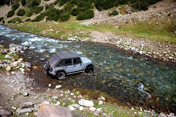 Touristes dans les voitures traversant la rivière — Photo