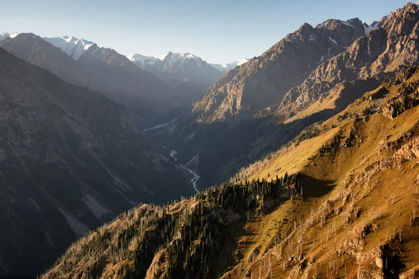 Tian Shan 산, 카자흐스탄에서에서 산 협곡 — 스톡 사진
