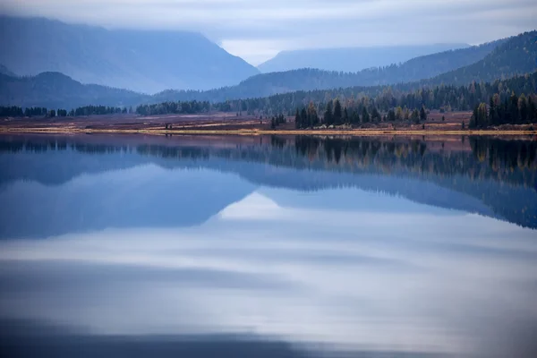 Mattinata autunnale nuvolosa su un lago di montagna — Foto Stock