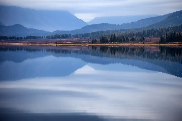 Otoño nublado mañana en un lago de montaña —  Fotos de Stock