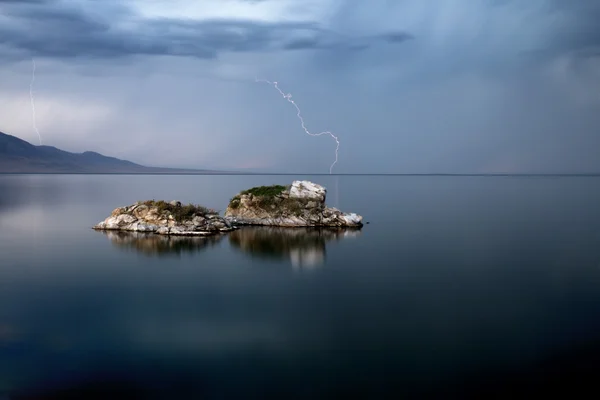 Tempestade relâmpago sobre grande lago — Fotografia de Stock