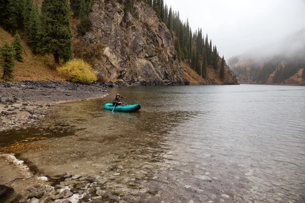 Pesca de otoño bajo la lluvia — Foto de Stock