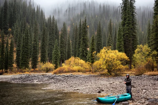 Pesca autunnale sotto pioggia — Foto Stock