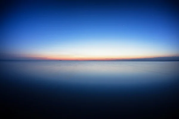 Dawn on big lake — Stock Photo, Image