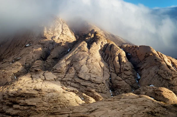 Nuvole nelle montagne del deserto — Foto Stock