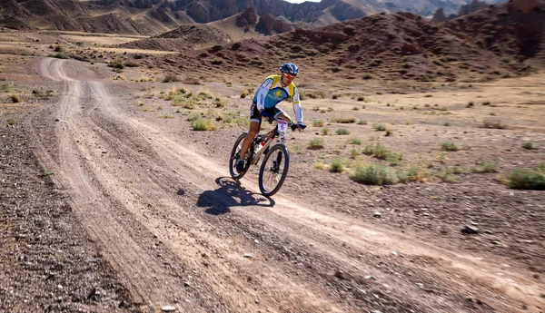 Äventyr mountain bike längdskidåkning maraton — Stockfoto