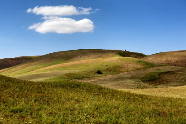 Grüne Hügel und Wolken — Stockfoto