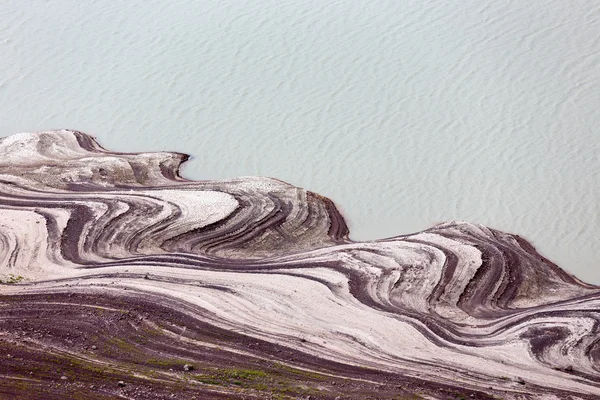 Lac dans les montagnes du désert — Photo