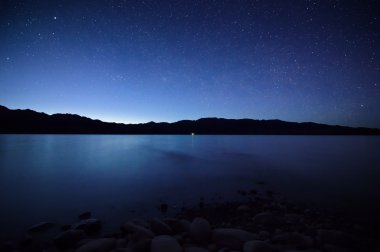 gece göl kenarında