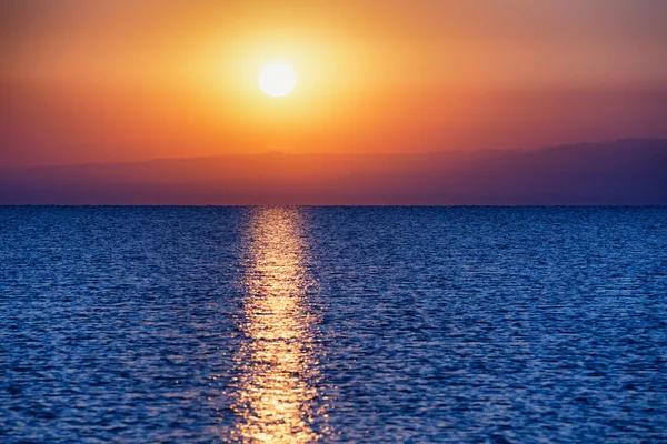 Wschód słońca nad jeziorem duży — Zdjęcie stockowe