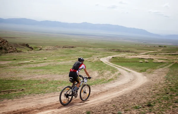 Äventyr mountain bike längdskidåkning maraton — Stockfoto