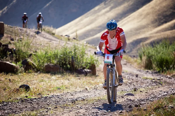 Aventura mountain bike cross-country maratona — Fotografia de Stock