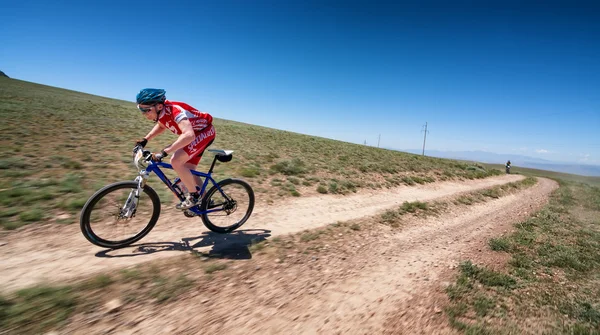 Aventura mountain bike cross-country maratona — Fotografia de Stock