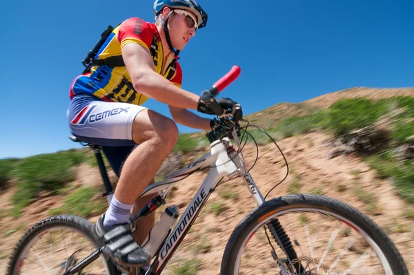 Aventura mountain bike cross-country maratona — Fotografia de Stock