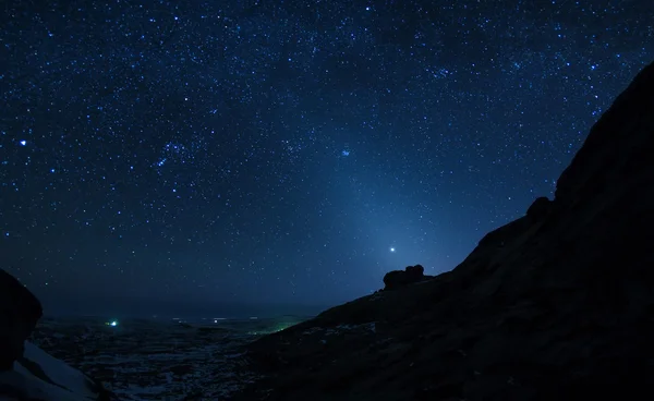 Cielo nocturno en montañas desérticas — Foto de Stock