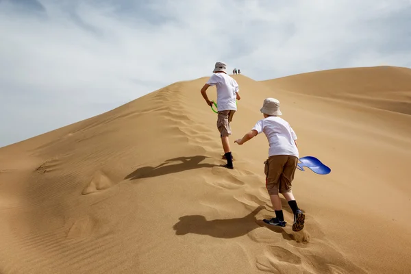 Two teenagers on sand dunes — Stock Photo, Image