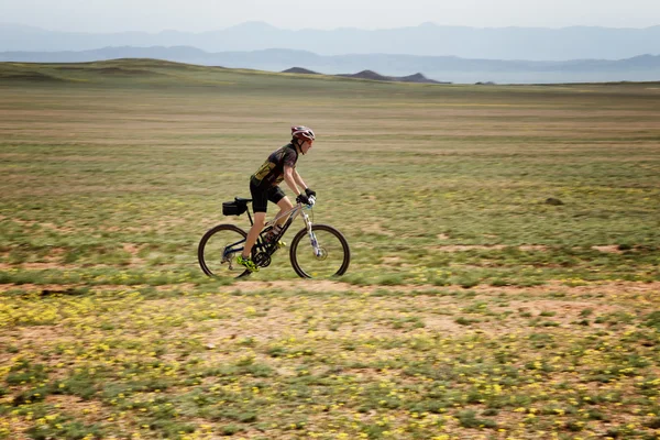 Bicicleta de montanha e competição de risco — Fotografia de Stock