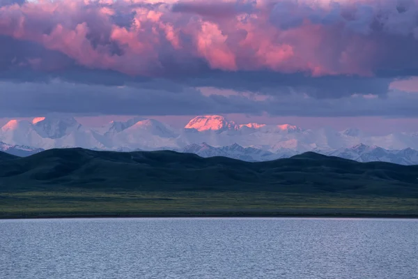 Озеро Тузколь и пик Дженгиш Чокусу — стоковое фото