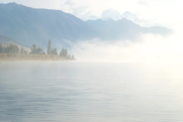 Niebla pesada en la madrugada en un lago de montaña — Foto de Stock