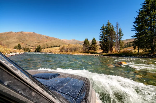 Überquerung des Gebirgsflusses in Kasachstan — Stockfoto