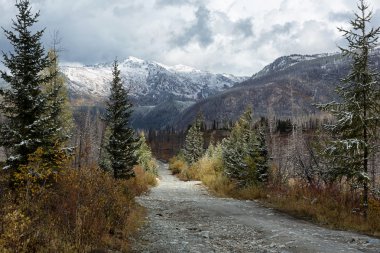 İlk sonbahar kar ve dağlarda kırsal yol