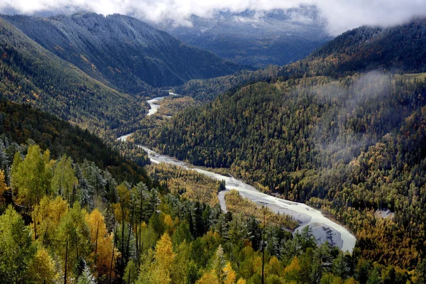 Automne dans la vallée de montagne — Photo