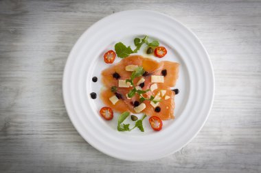 Somon carpaccio plaka üzerinde 