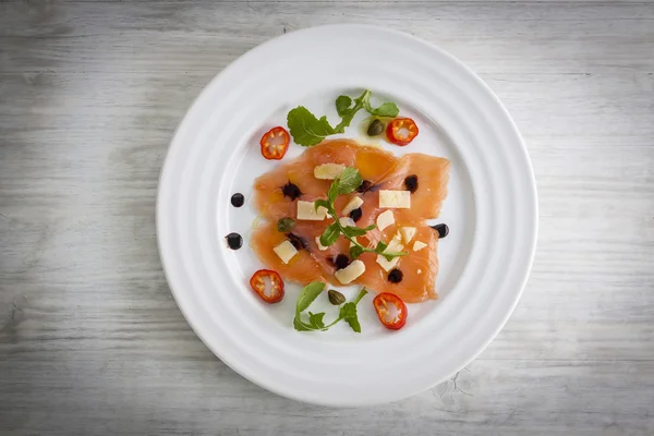 Carpaccio de salmão em prato — Fotografia de Stock