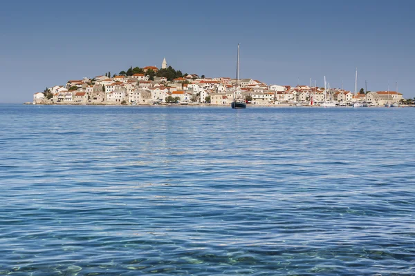 Primosten, Hırvatistan'daki ünlü turizm hedef — Stok fotoğraf