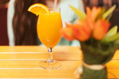 Sanatsal çalışma masası, lamba, laptop, cep telefonu, kulaklık, kahve