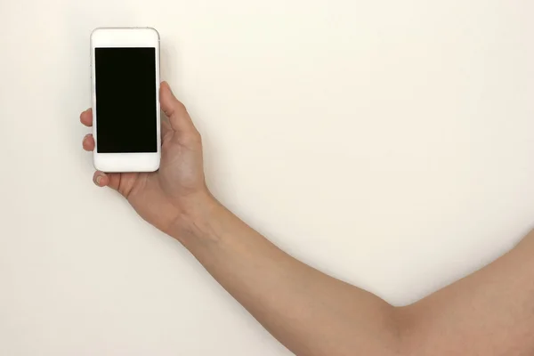 Mão segurando telefone celular, smartphone, isolado no branco — Fotografia de Stock