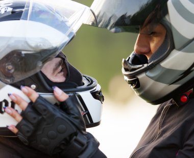 Motorcu aşk, erkek ve kız kask ile