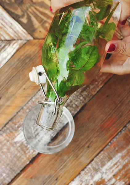 Fresh mint flavored water pouring — Stock Photo, Image