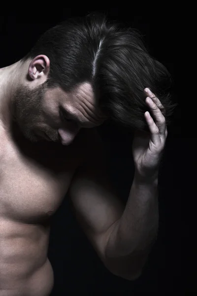 Hombre guapo con músculos con la mano en el pelo —  Fotos de Stock