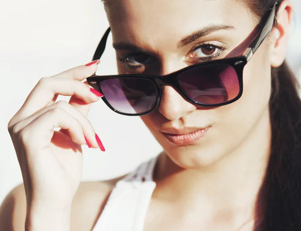 Pretty woman face with sun glasses — Stock Photo, Image