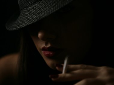 Bir şapka ile bir sigara şehvetli kadın yüzü