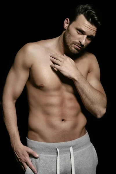 Kas vücut ile yakışıklı delikanlı