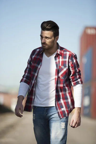 Çizgili tişörtlü yakışıklı adam