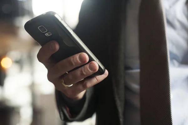 Empresário de terno, jaqueta, camisa, gravata, usando seu telefone inteligente — Fotografia de Stock