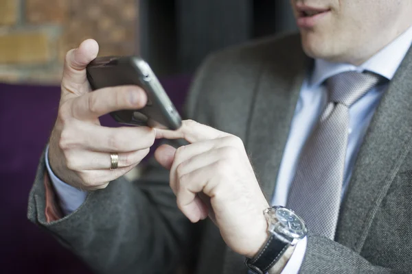 Empresário de terno, jaqueta, camisa, gravata, usando seu telefone inteligente — Fotografia de Stock