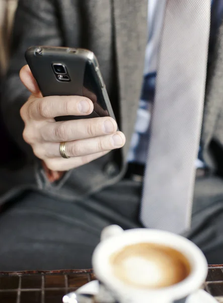 Empresário de terno, jaqueta, camisa, gravata, usando seu telefone inteligente — Fotografia de Stock